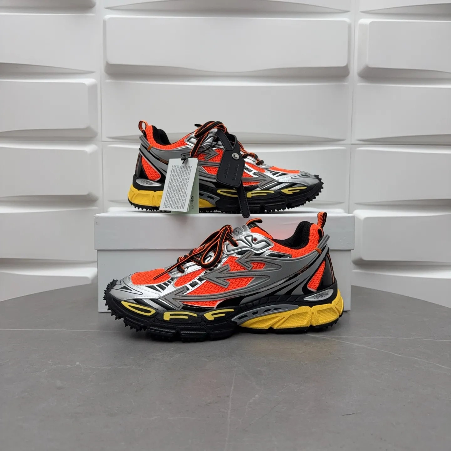 【off- white】P: 720💰Couple style👫, Size: 35-44 (Male 38.45.46 custom-made) High-quality version👊"Out of office" series original mold opening, original lasting, production process 1:1 original version ➰OFF GREY) OFF-WHITE Be Right Back Couple style👫Round toe lace-up arrow pattern low-top lifestyle casual shoes green. A running shoe called the "Be Right Back" sneaker. The design of this sneaker is inspired by Japanese sports aesthetics and craftsmanship, with running performance and principles at its core.